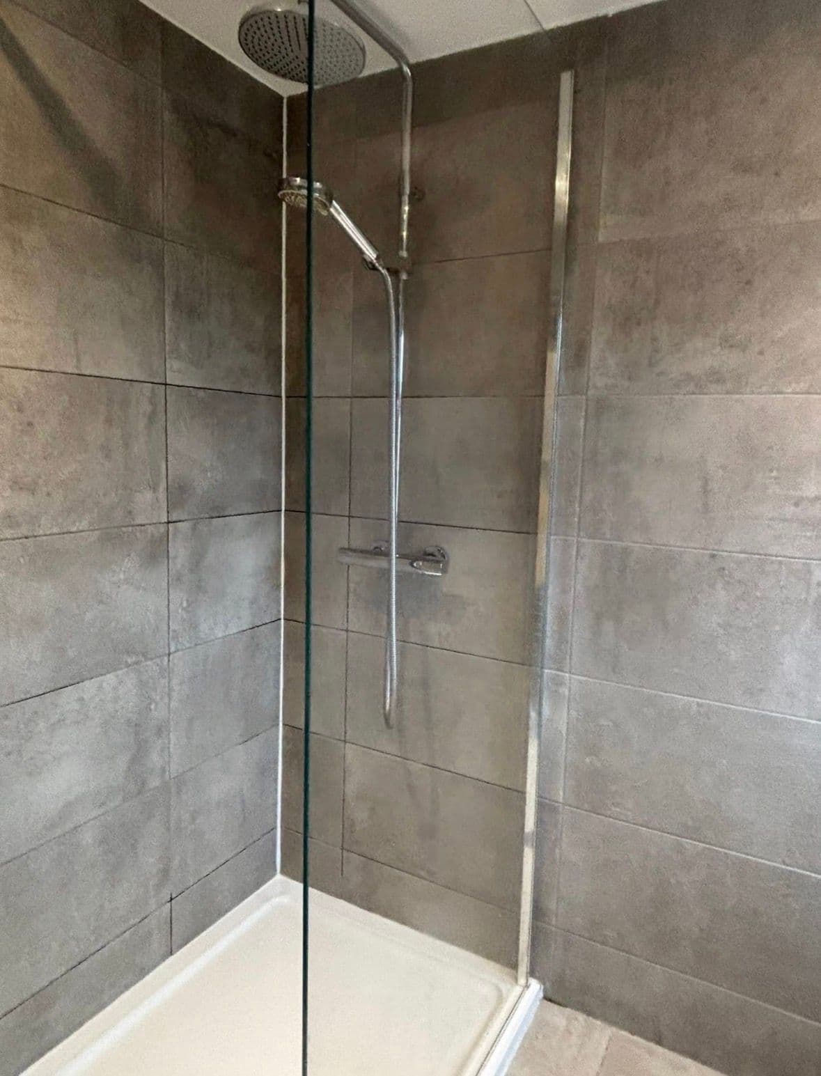 Bright beautiful large loft room with en-suite near central line — photo 4