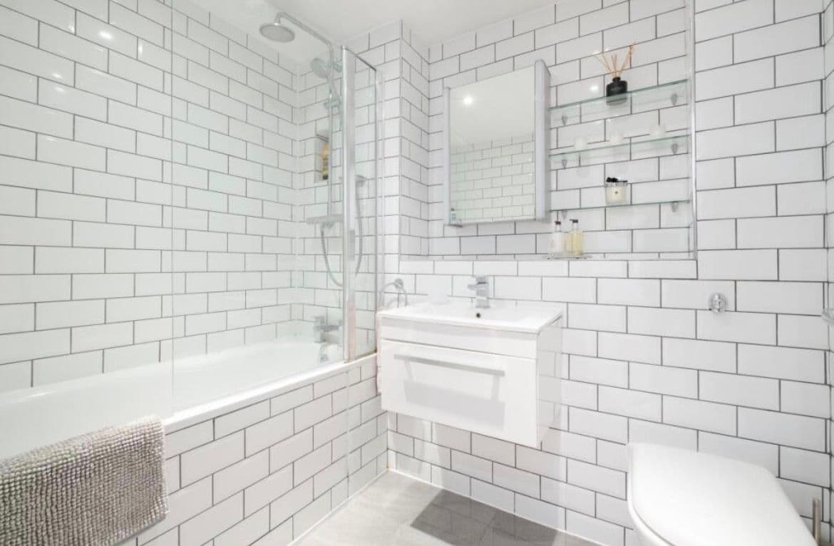 Sunny room for rent in Aldgate East - photo 3