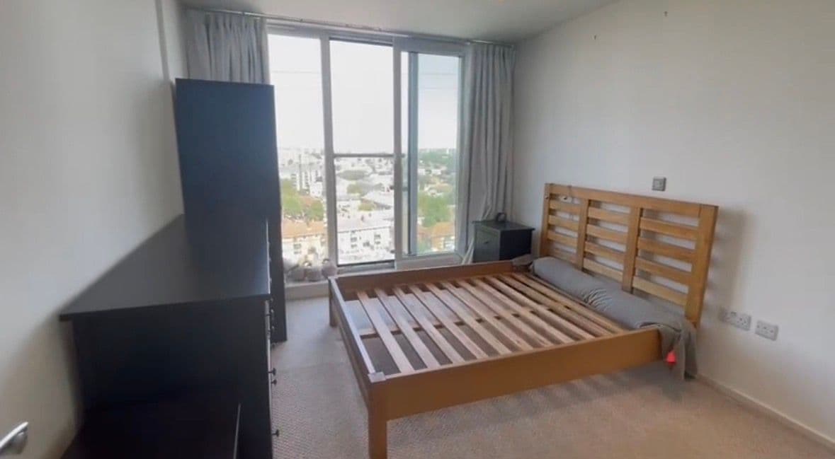 Looking to replace my flatmate in East London! - photo 1