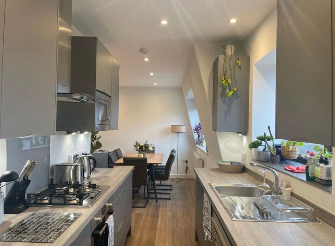 Spacious double room in a 2 bed friendly flat share! - photo 3