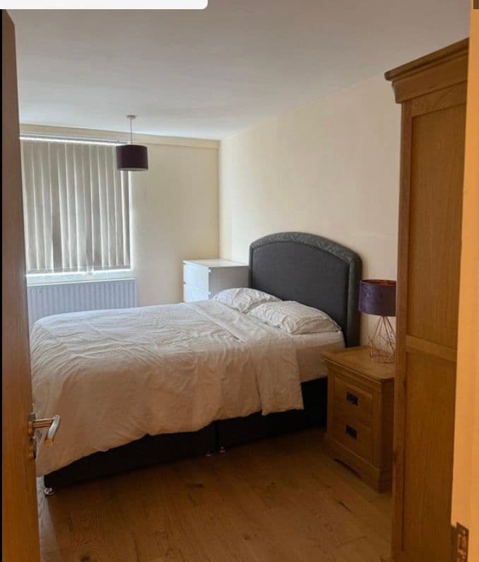 Spacious Double Room Available – Canary Wharf Views | Flexible Move-In - photo 1