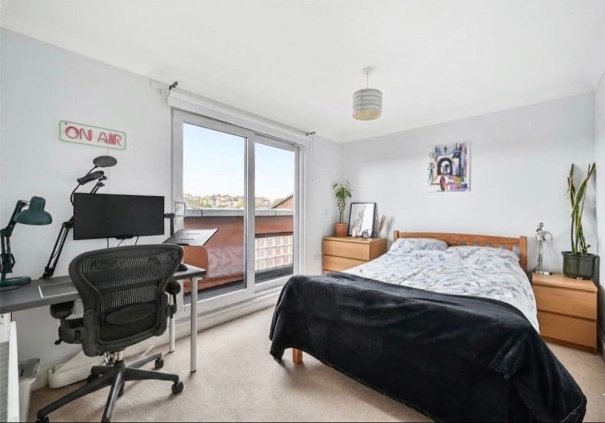 Spacious double room in Tulse Hill with private balcony available - photo 1