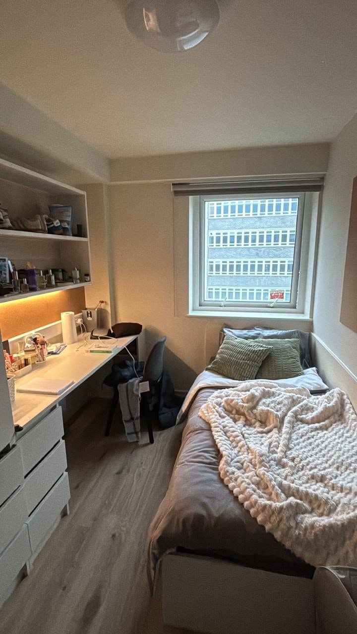 URGENT: TAKE OVER REMAINING LEASE IN STUDENT ACCOM. - photo 1
