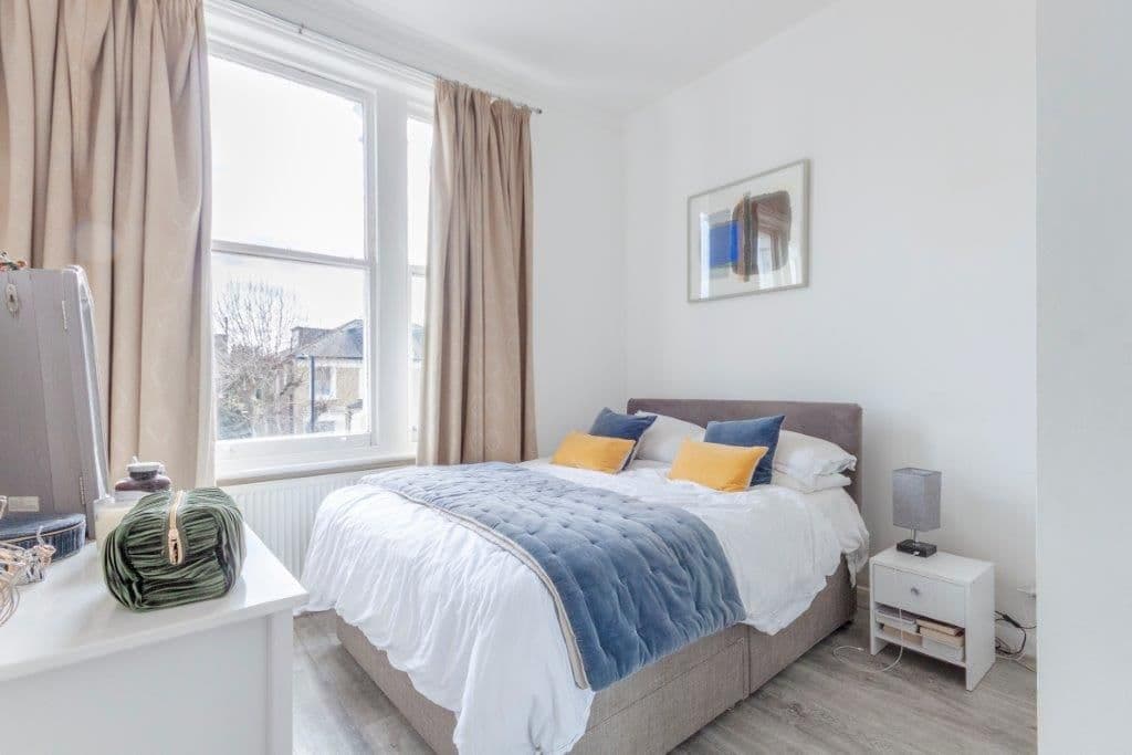 Stunning 3 bed gem with garden - photo 2