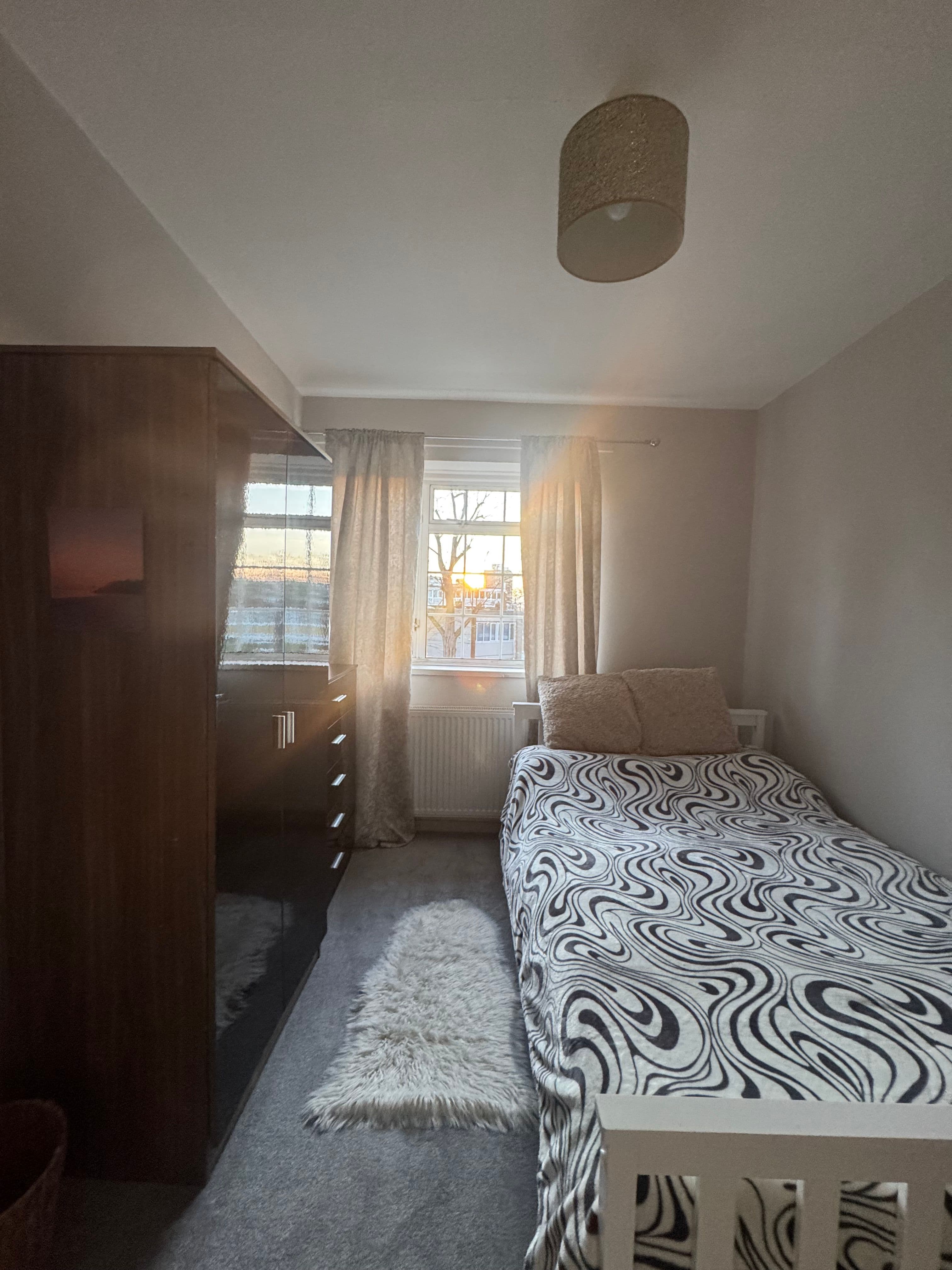 Bright room in Roehampton, near Putney - photo 3