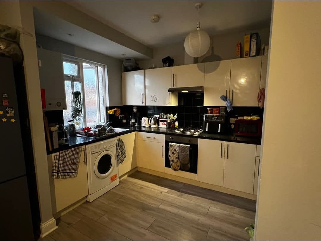 Spacious Double Room in Wood Green £720 inc Bills - photo 4