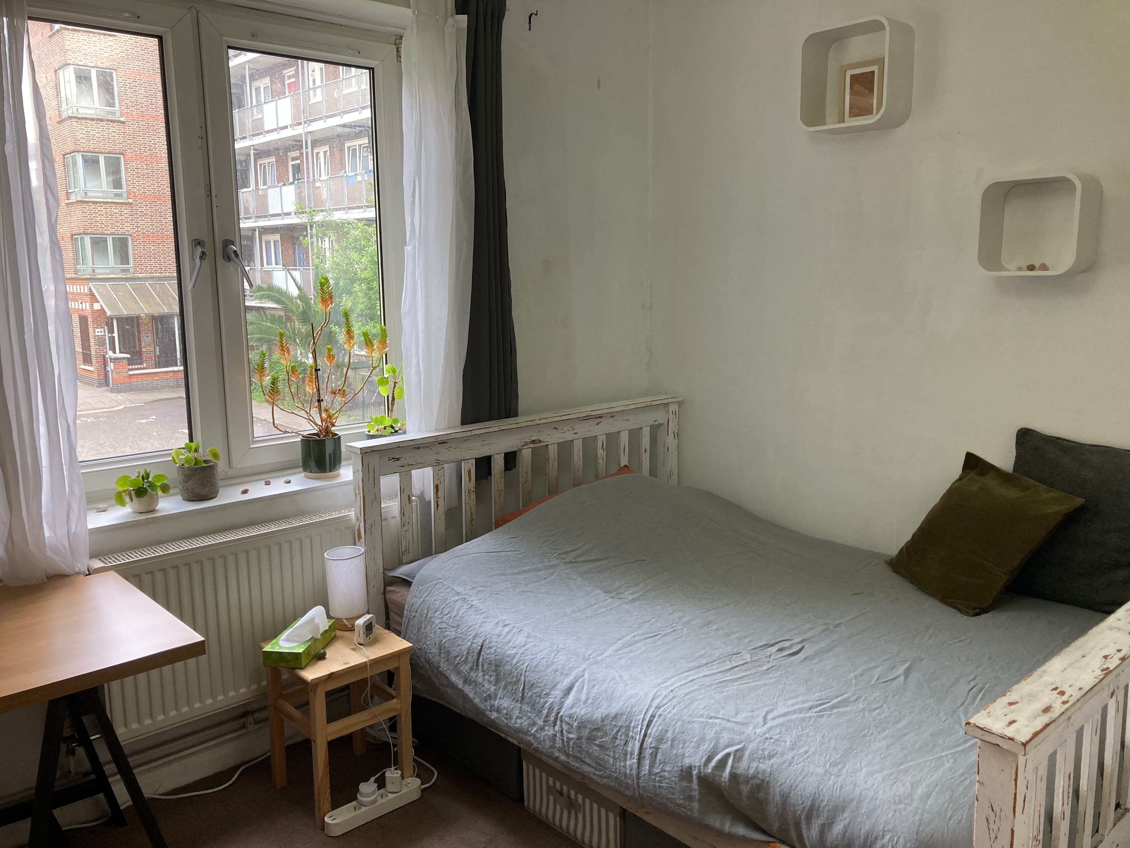 Medium Double Room Available in Bethnal Green / Victoria Park - photo 1