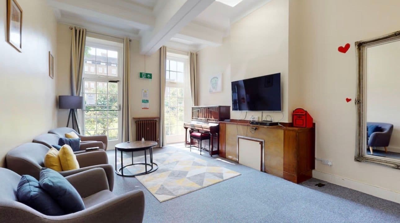 Large Single Room – Goldsmith House (Female-Only Student Accommodation) - photo 3