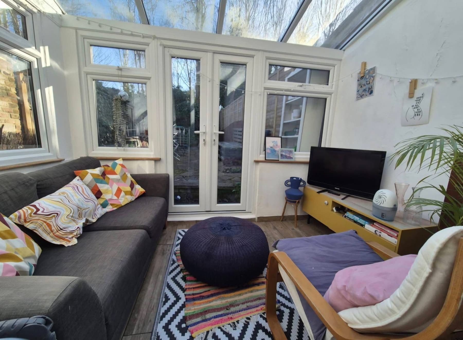 Double room in East Putney - photo 1