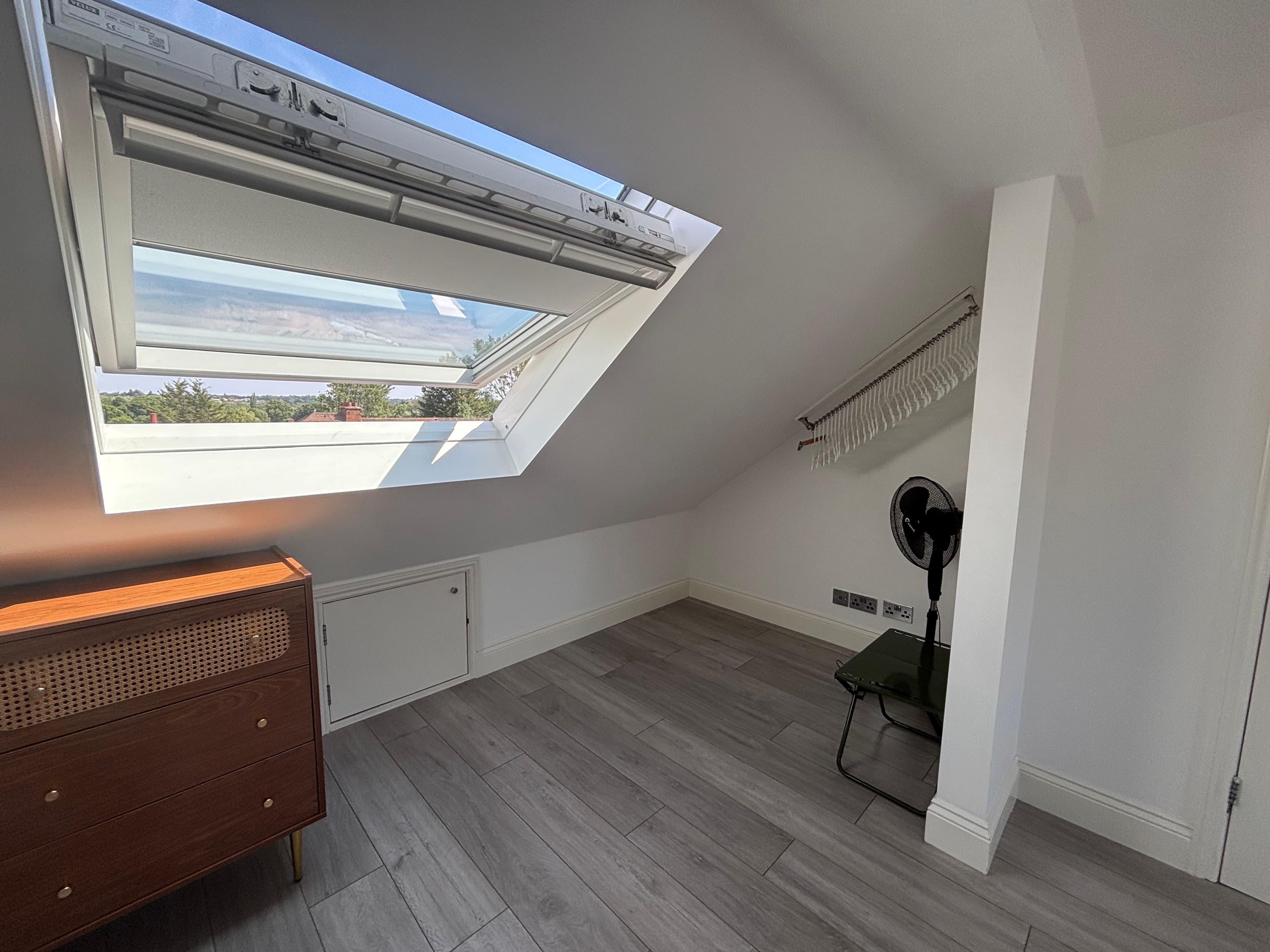 Bright beautiful large loft room with en-suite near central line — photo 2