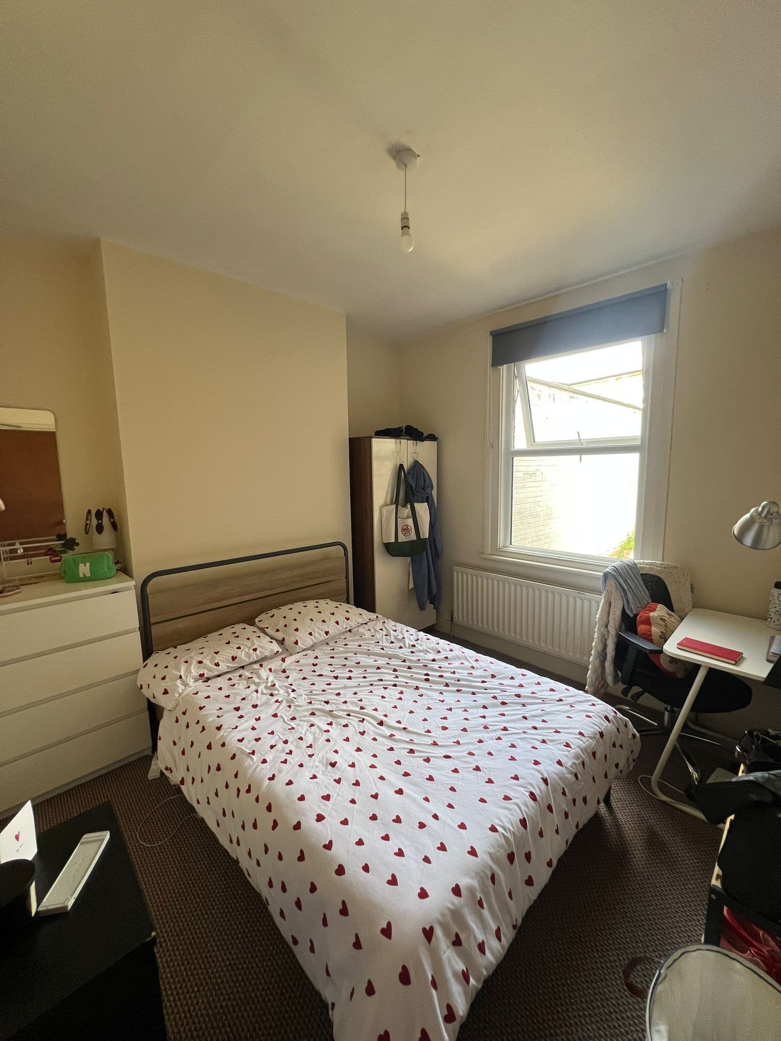 Spacious Double Room Available in Southfields – 10 Minutes Walk from the Tube! - photo 4