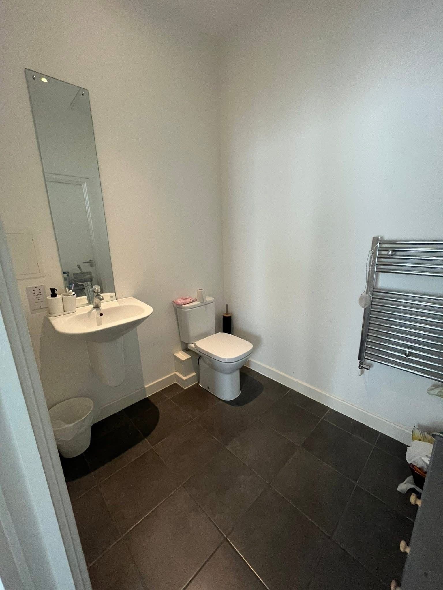 Double bedroom with en-suite toilet and sink - photo 4