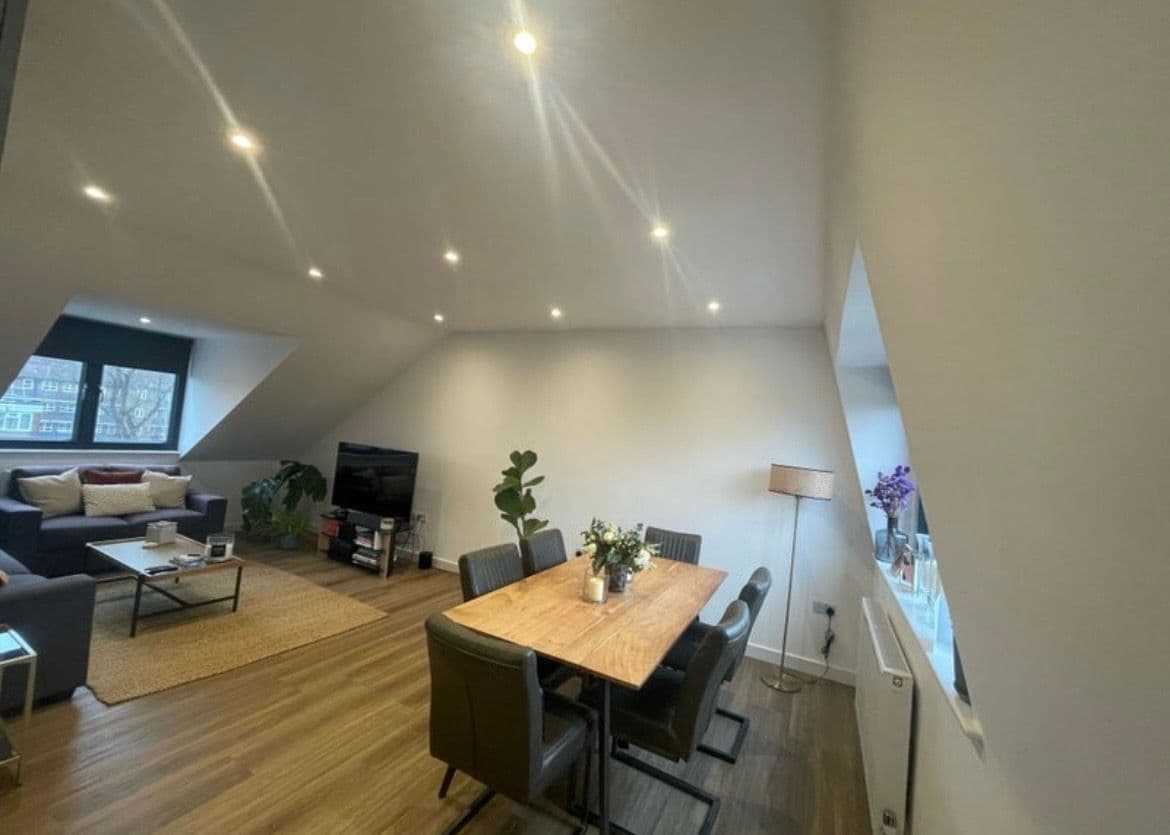 Spacious double room in a 2 bed friendly flat share! - photo 4