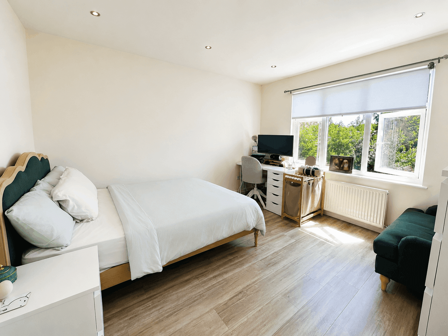 Bright Double Room by Bounds Green Station - £1030 p/m (Bills Included) — photo 1