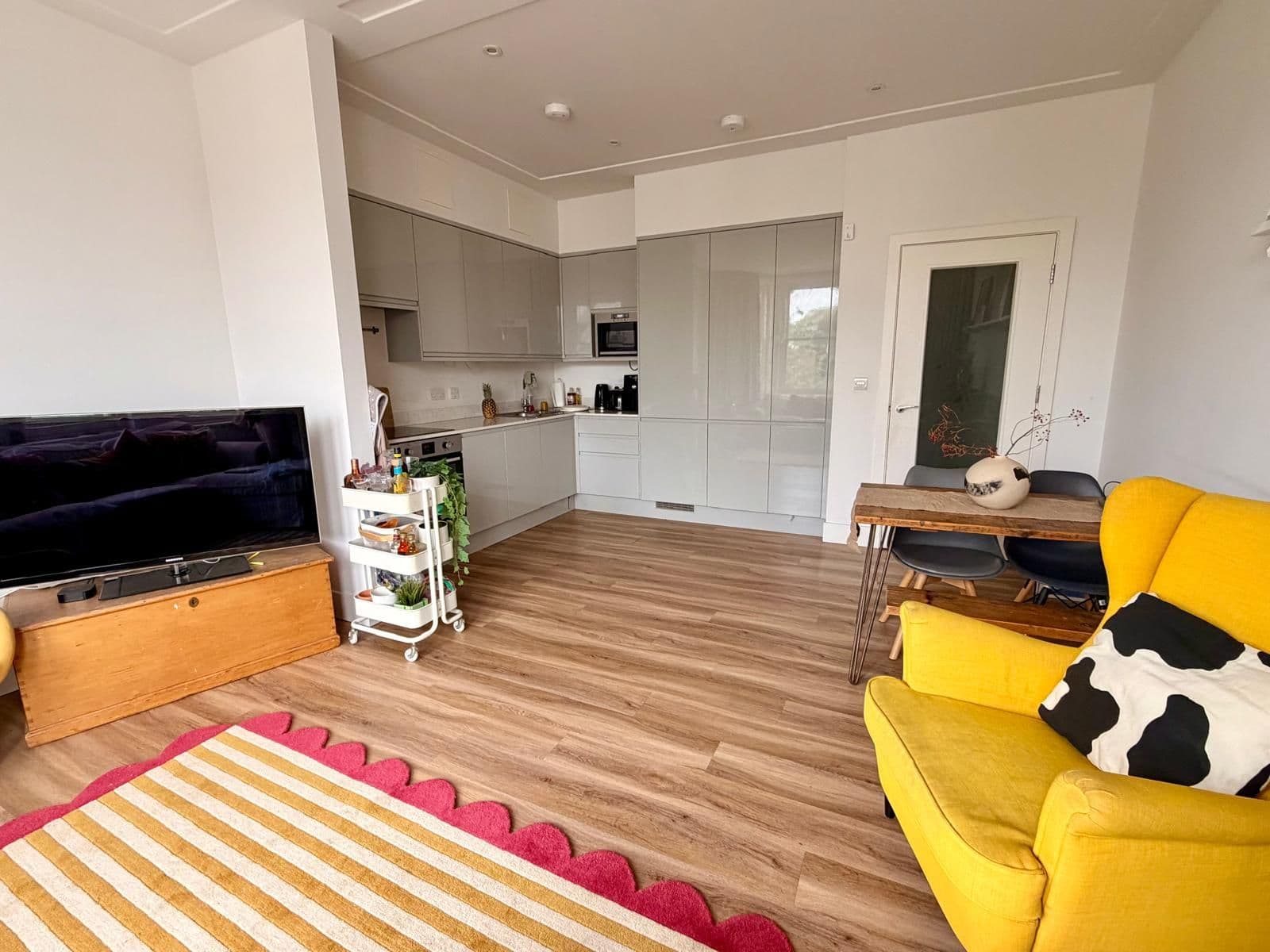 Beautiful room available in Forest Hill 2 bed flat - photo 1