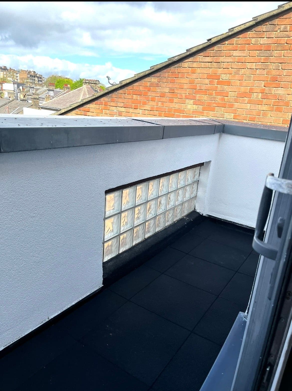 Spacious double room in Tulse Hill with private balcony available - photo 3