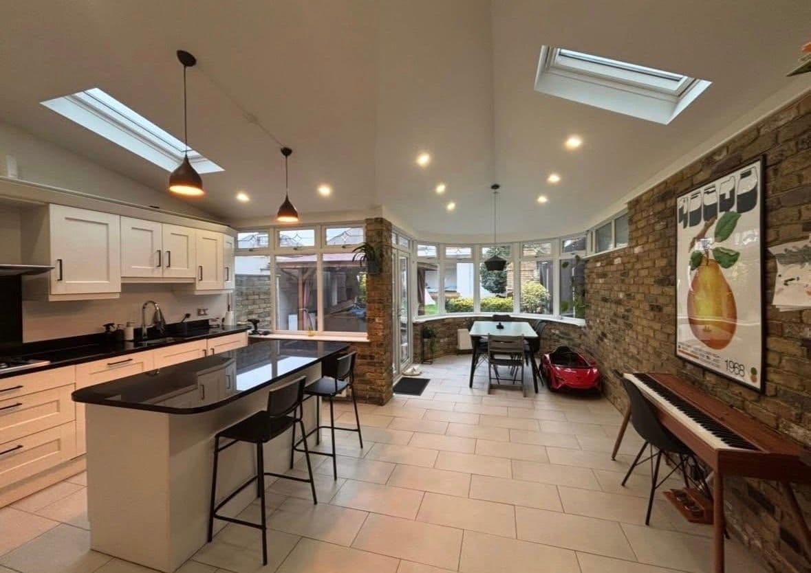 Bright beautiful large loft room with en-suite near central line — photo 3