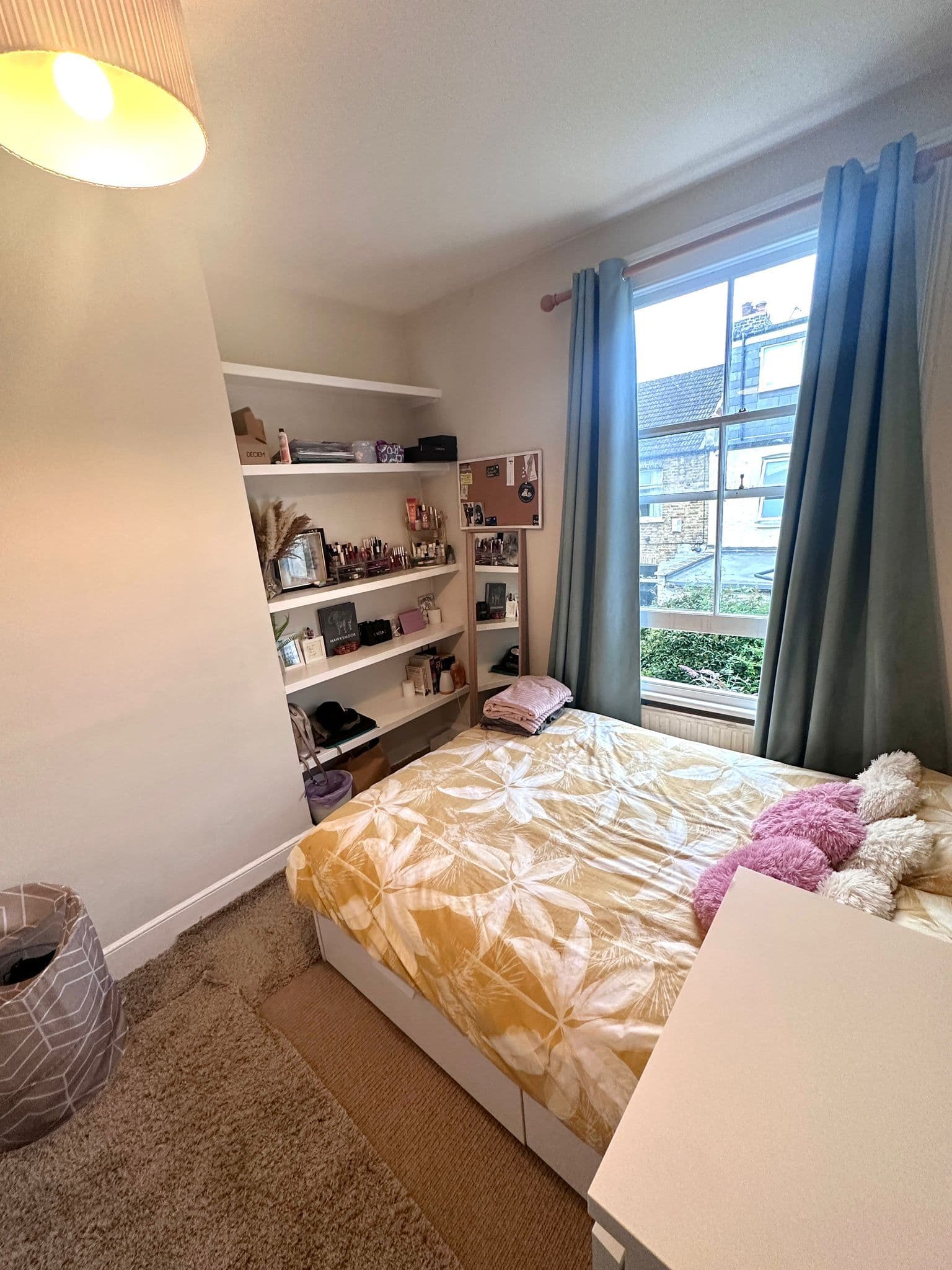 Bright double room available in Shepherd's Bush - photo 1