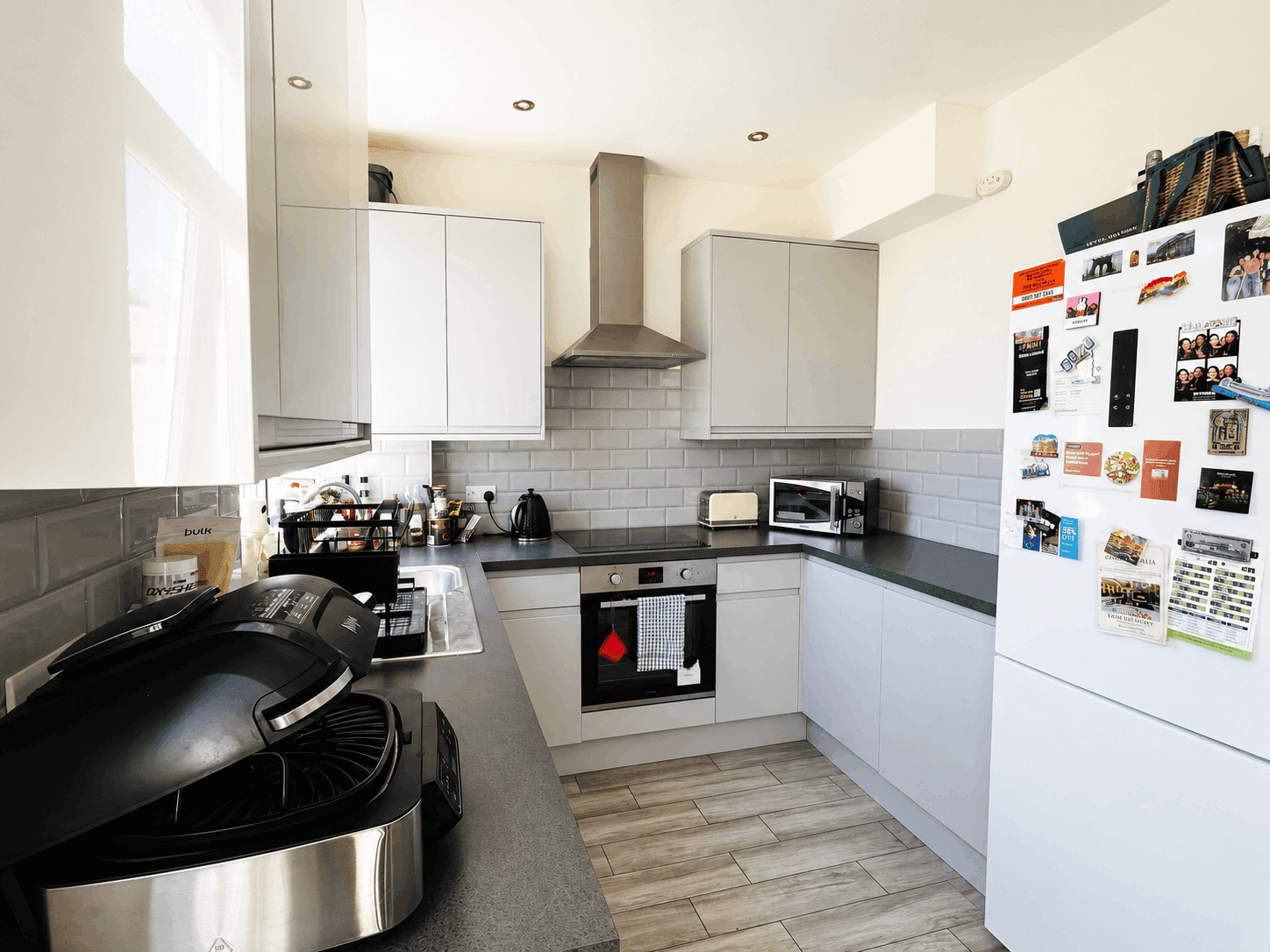 Bright Double Room by Bounds Green Station - £1030 p/m (Bills Included) — photo 3