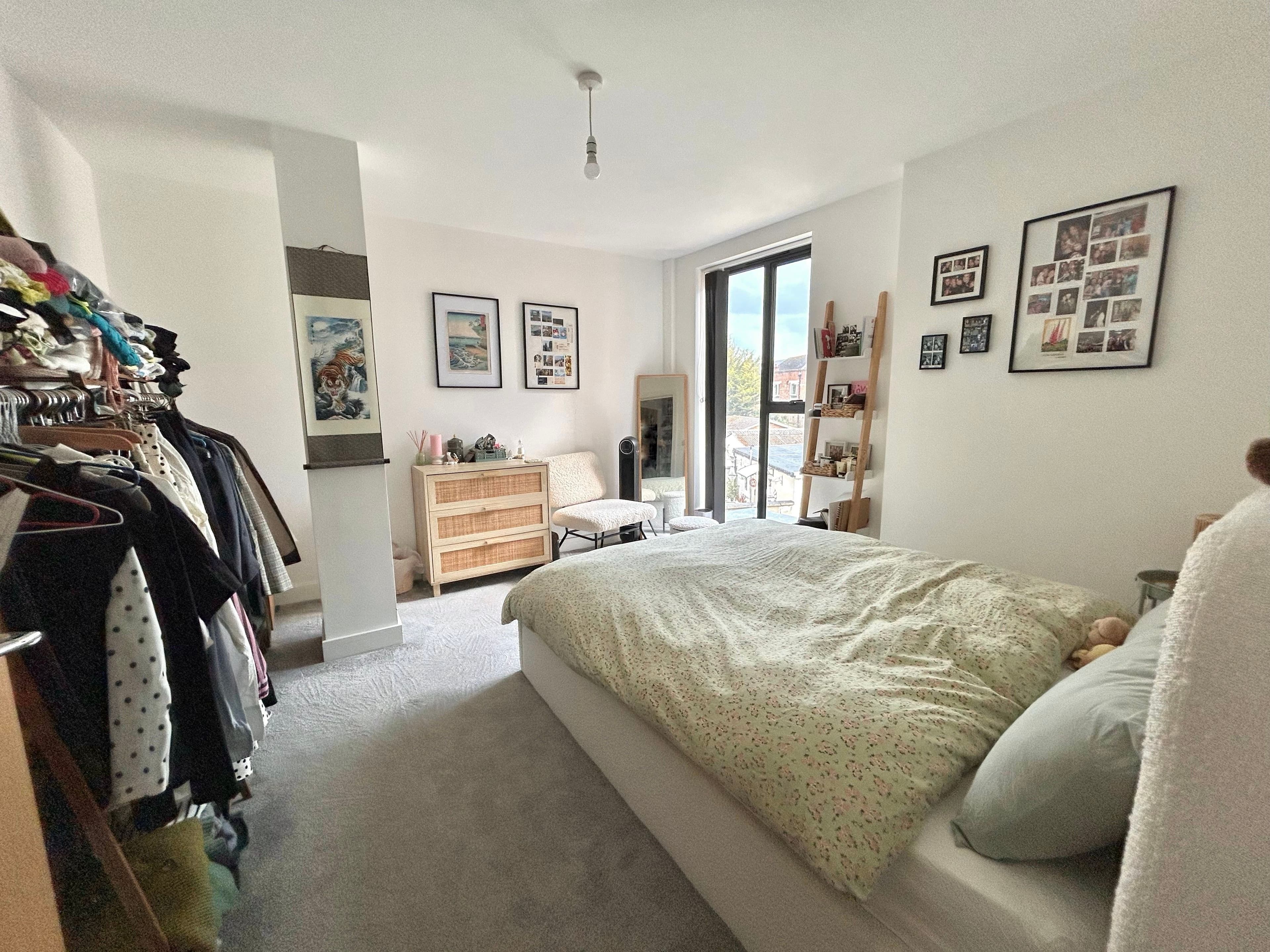 Double bedroom available in 2 bed flat - 1 min away from Tube station! - photo 1
