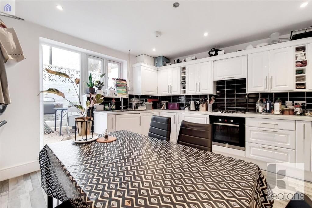 5 week sublet in Mile End, full house with garden living with 4 lovely girls! - photo 4