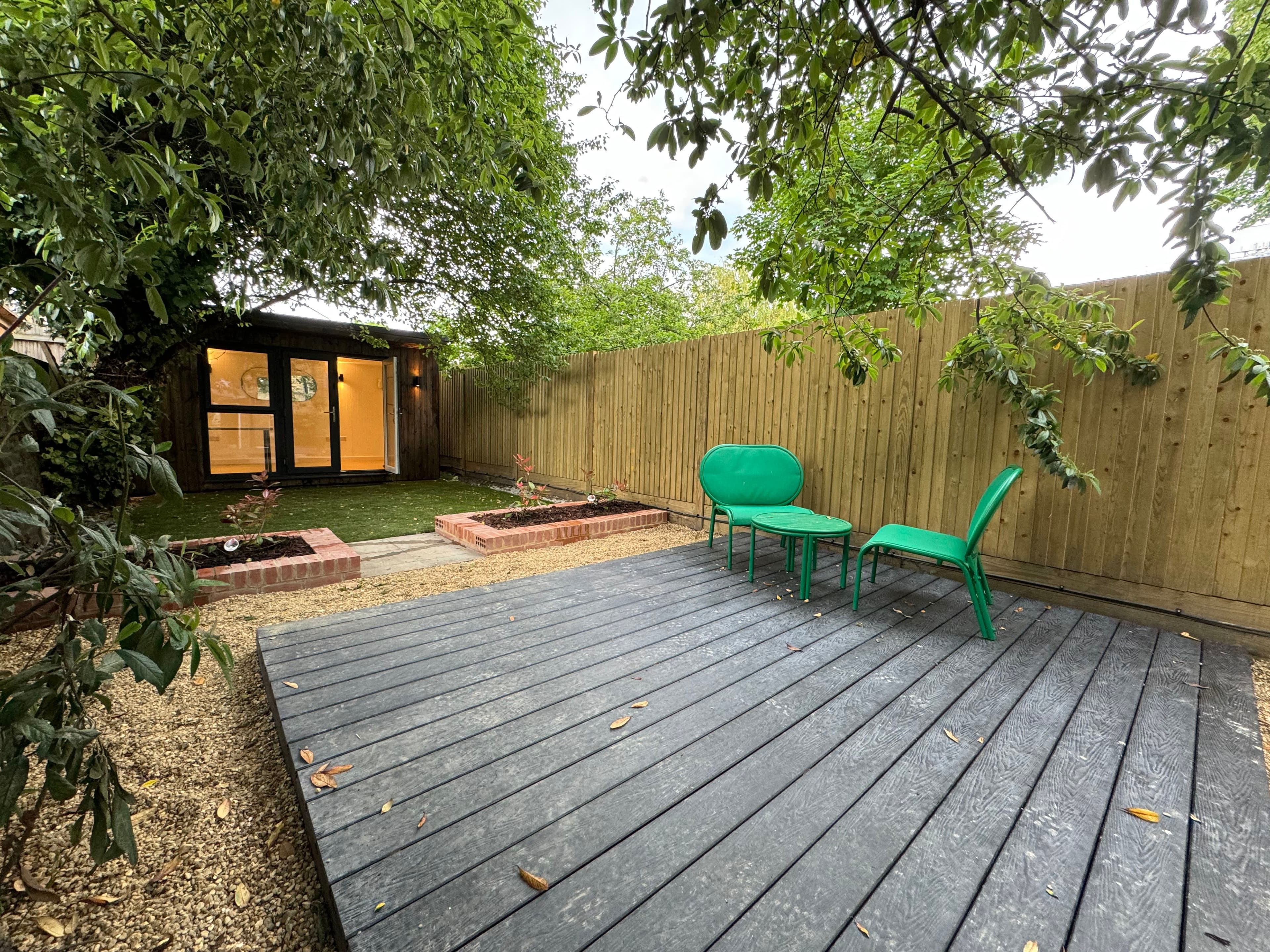 Double bed to rent mid-June in South London - photo 4