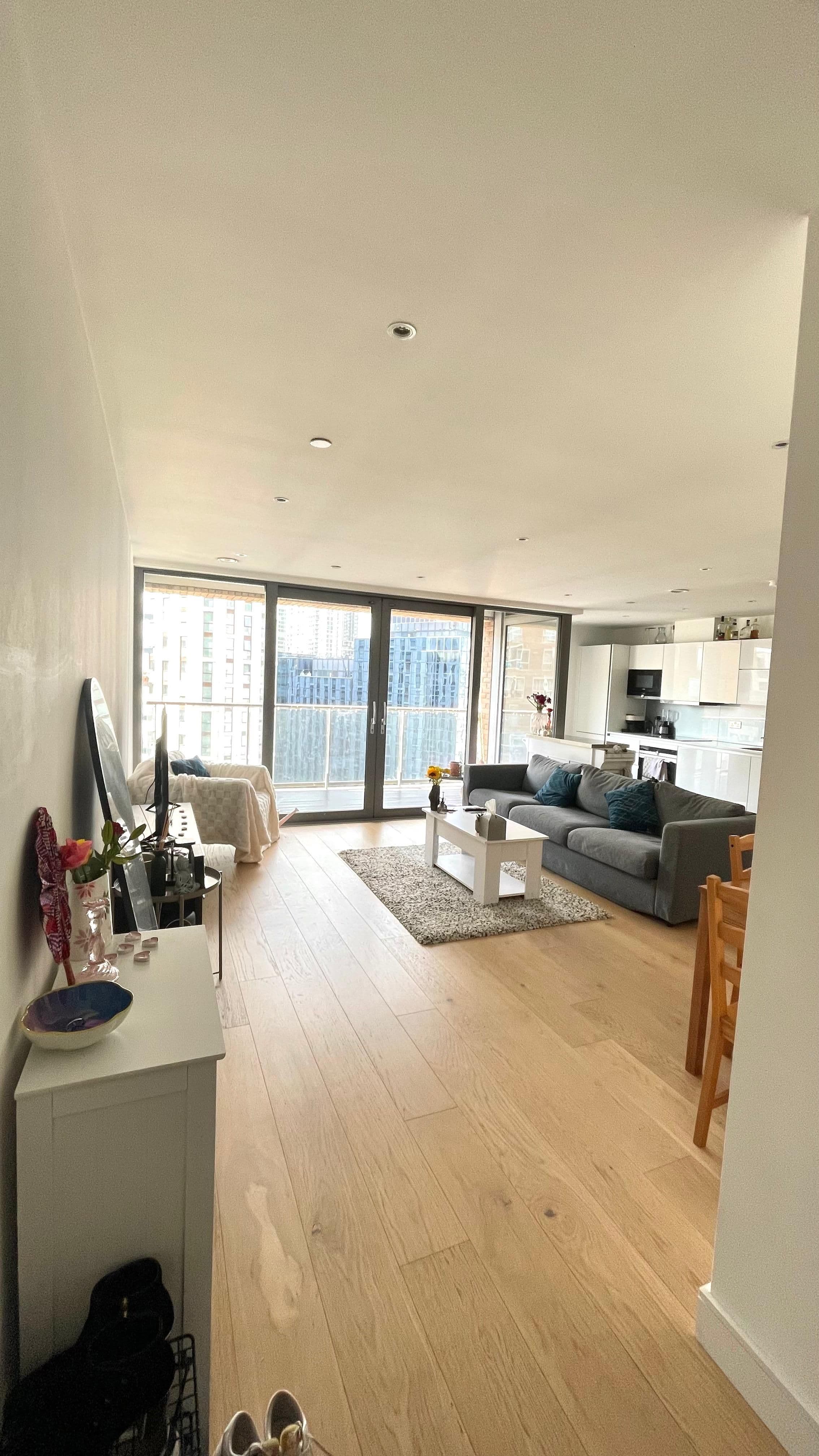 Double en-suite in girlie Canary Wharf flat - photo 1