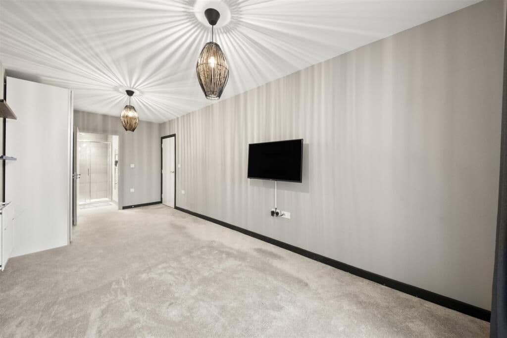 Double Room + Ensuite available in a two bedroom flat in Hayes & Harlington! - photo 4