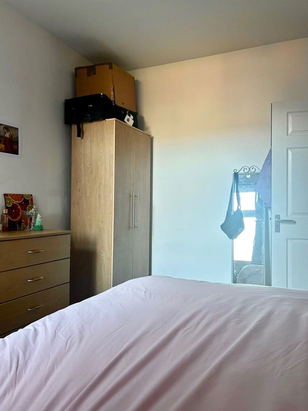 Bright Private Bedroom Available - photo 4