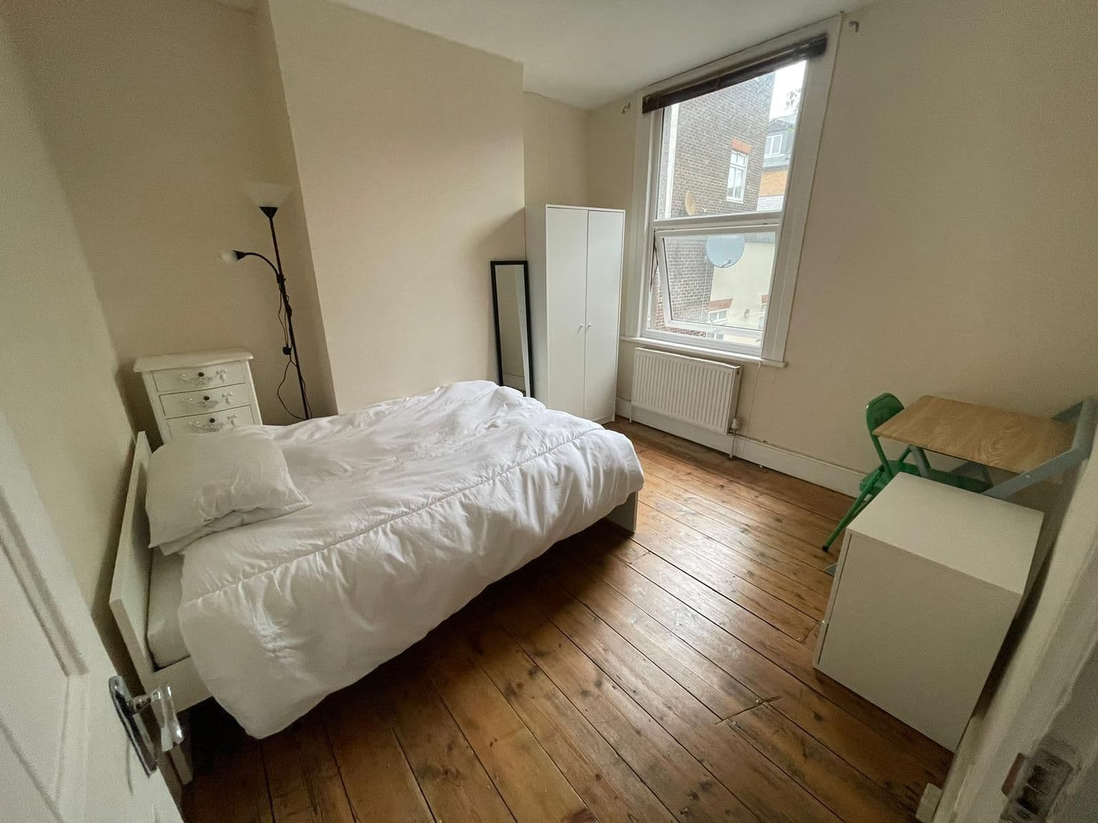 Bright double room in East Croydon — photo 1