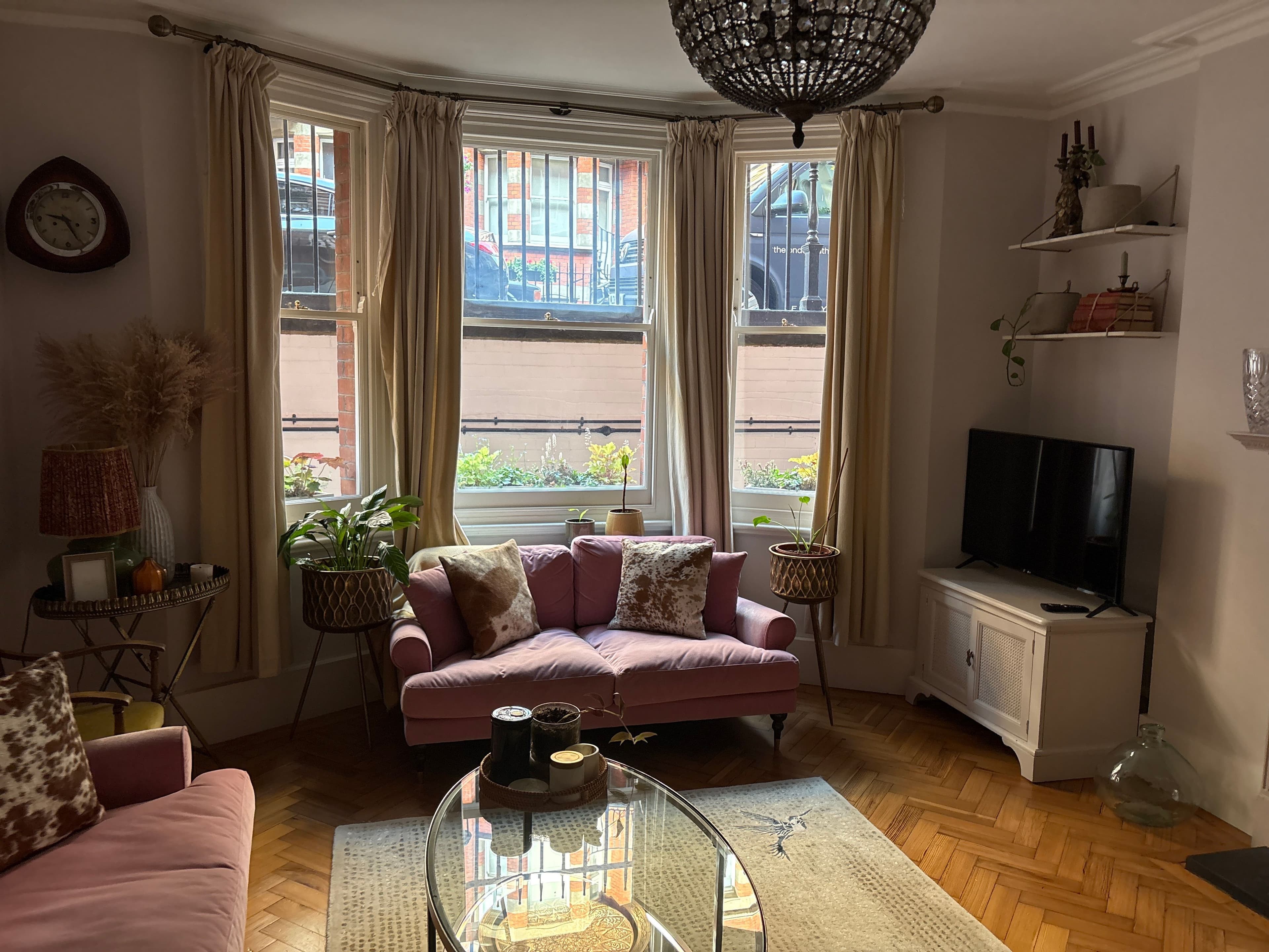 Mid week room rental Baker St area - photo 3