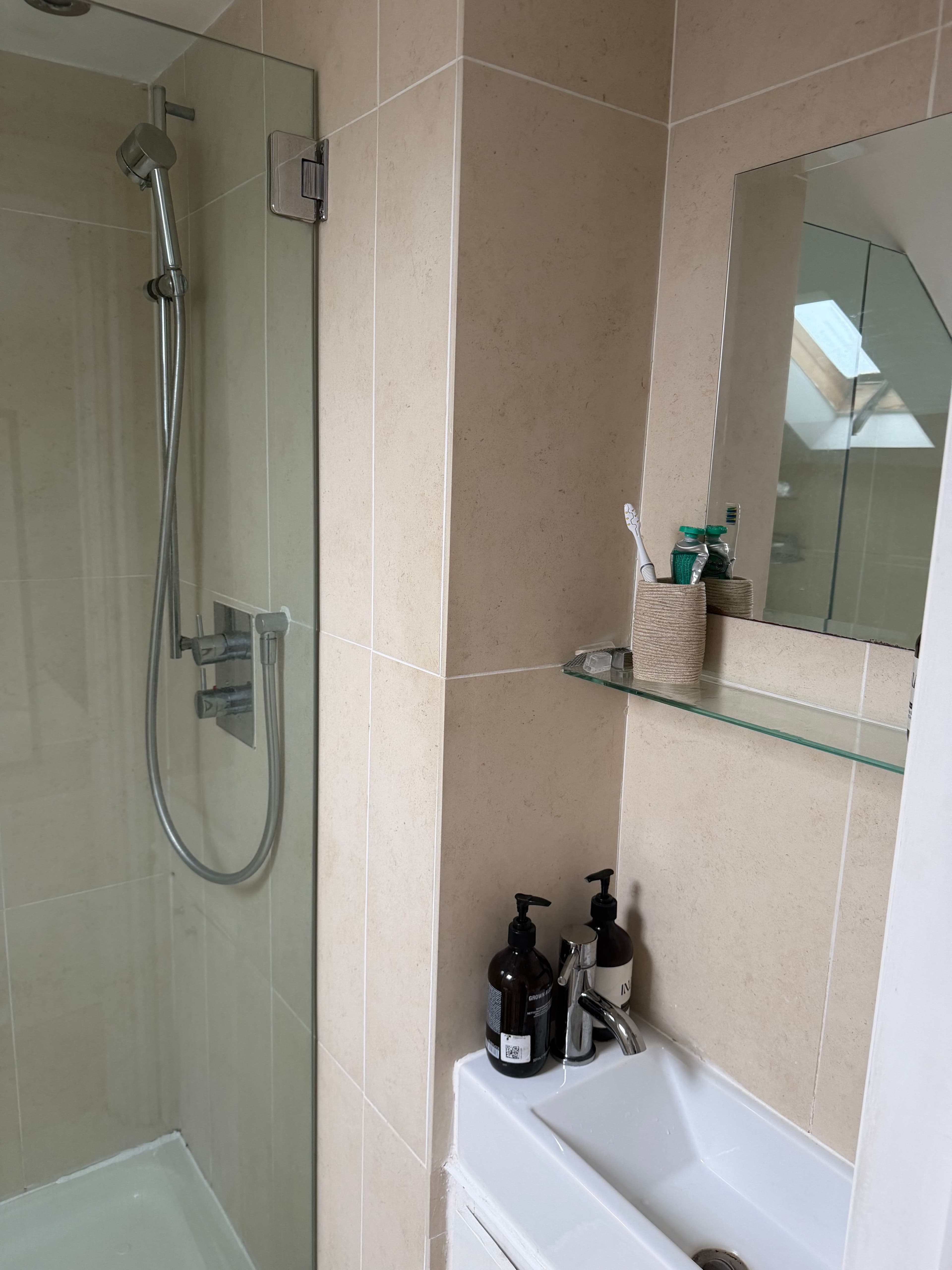 Bright Double Room with Ensuite - photo 3