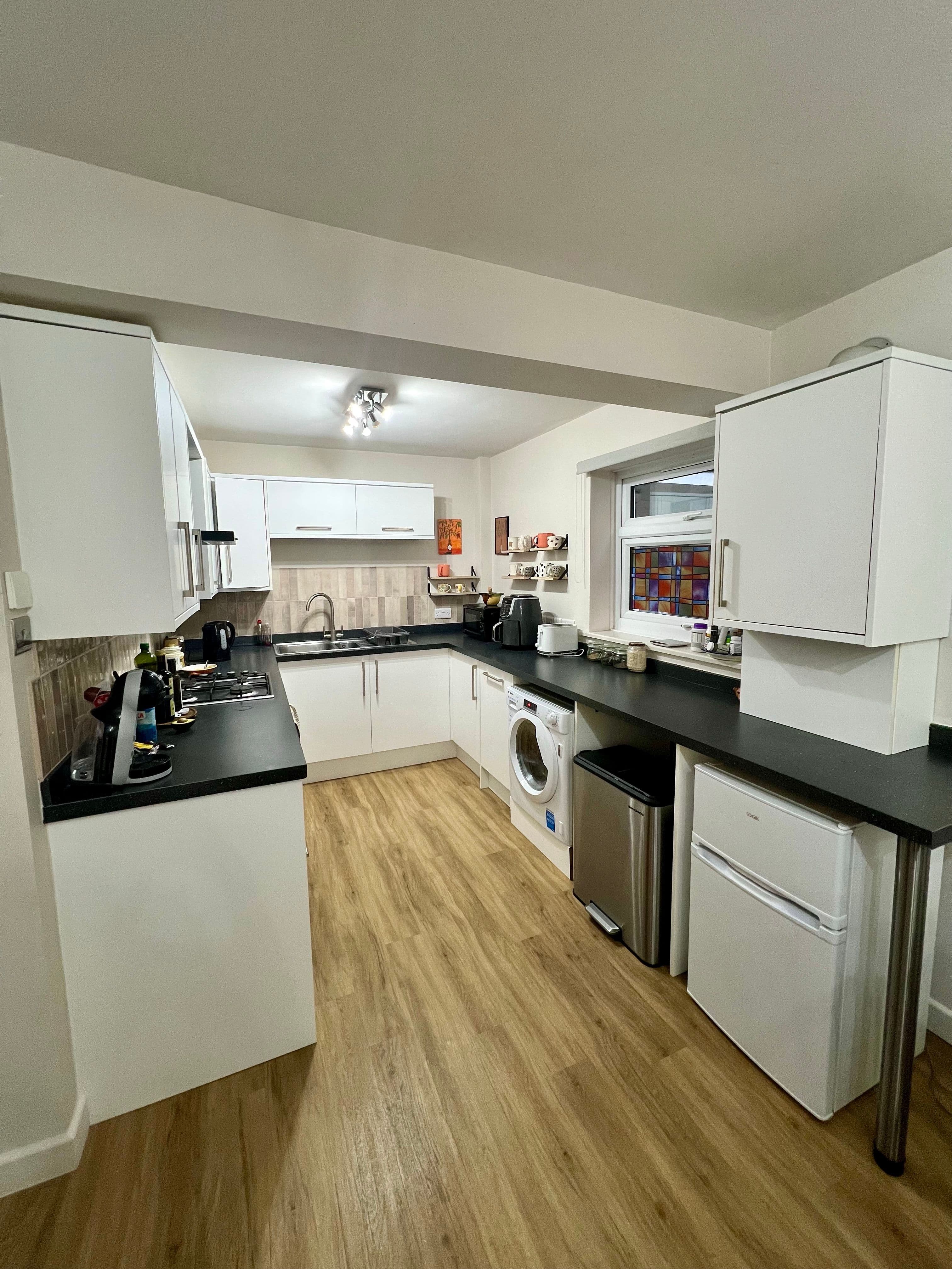 1 Bed Flat in Leafy Teddington - Bills Included — photo 3