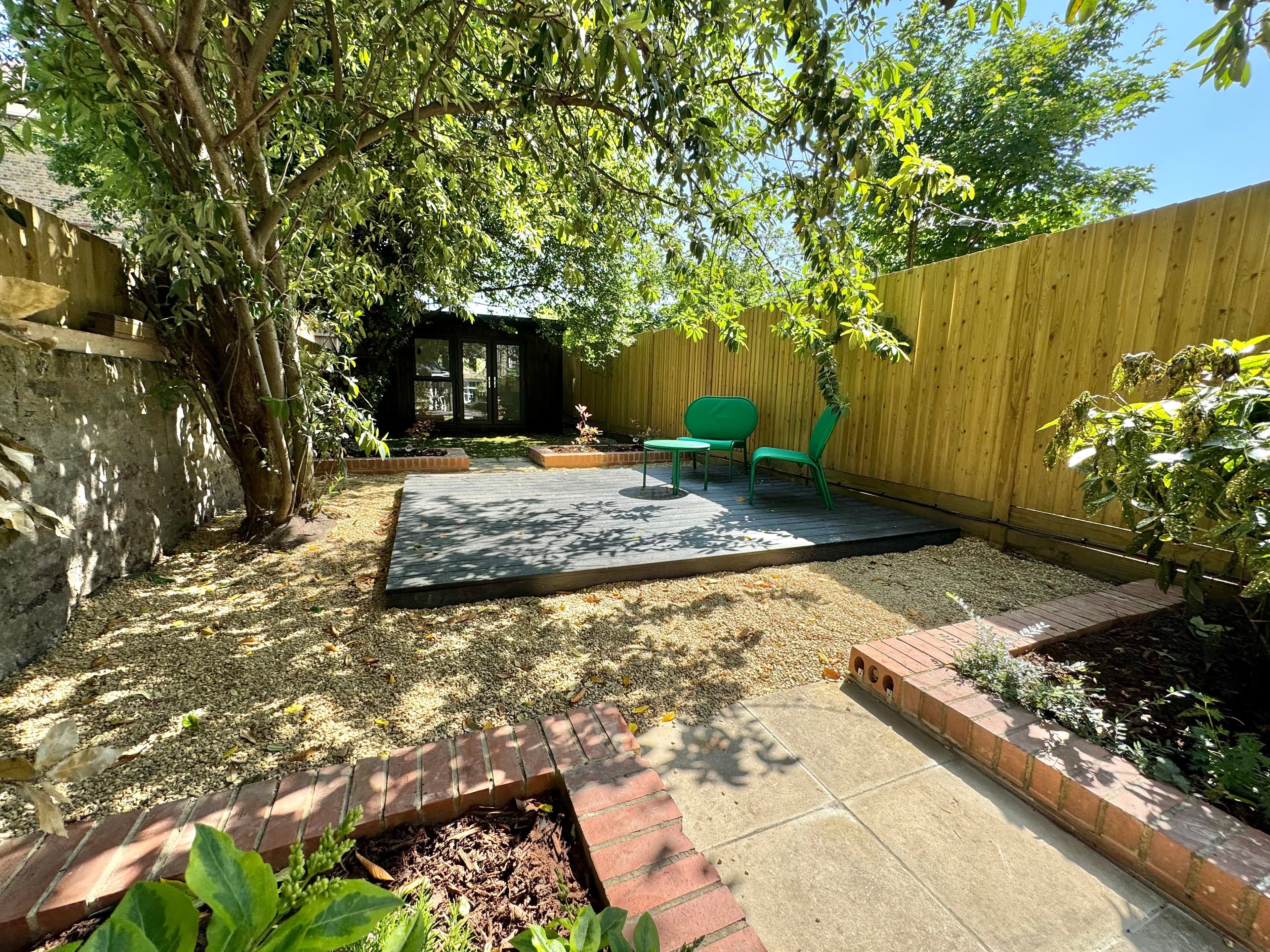 Double bed to rent mid-June in South London - photo 3