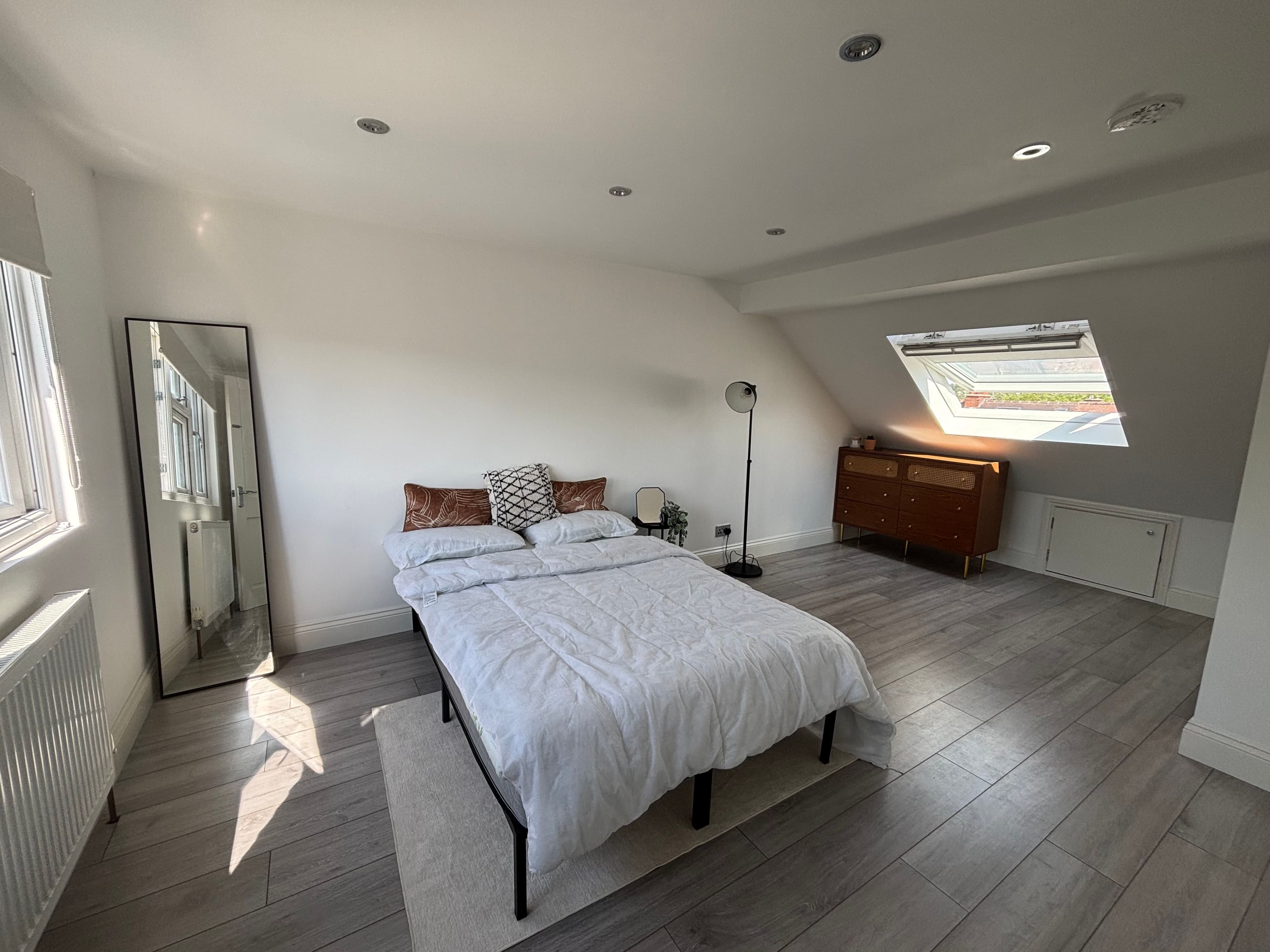 Bright beautiful large loft room with en-suite near central line — photo 1