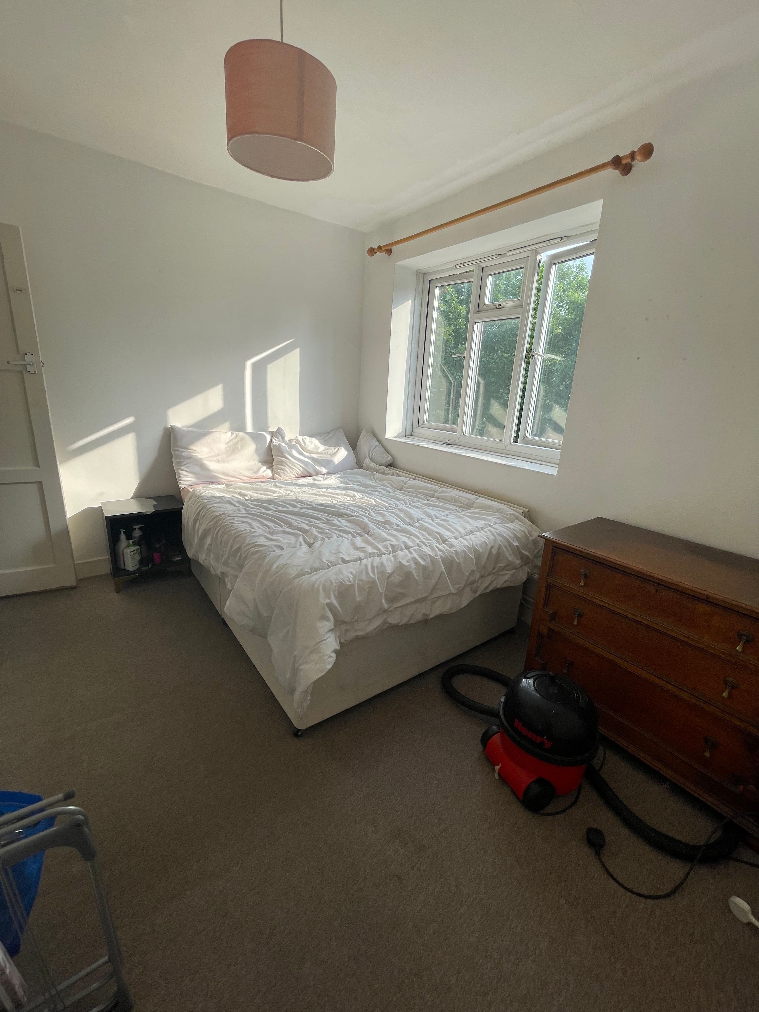 Convenient Room 3 Mins Away From Borough Station (Near London Bridge & Elephant And Castle) Available Now - Short Term - photo 1