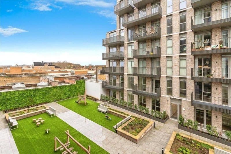 Double room with own bathroom in a modern 2 bed 2 bath flat - photo 3