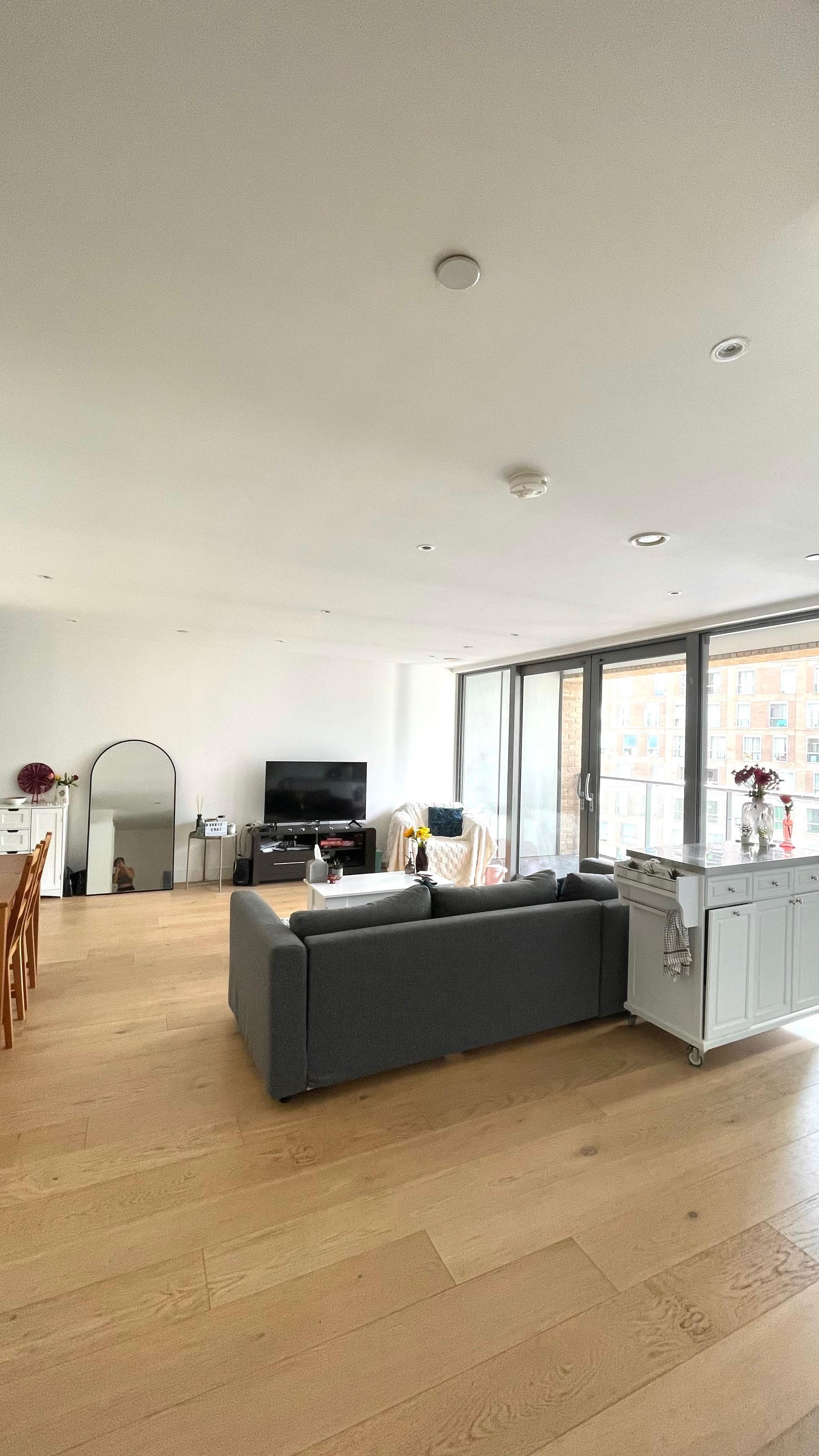 Double en-suite in girlie Canary Wharf flat - photo 2