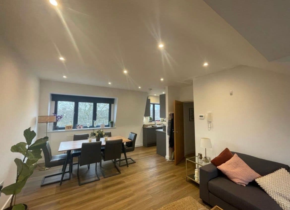Spacious double room in a 2 bed friendly flat share! - photo 2