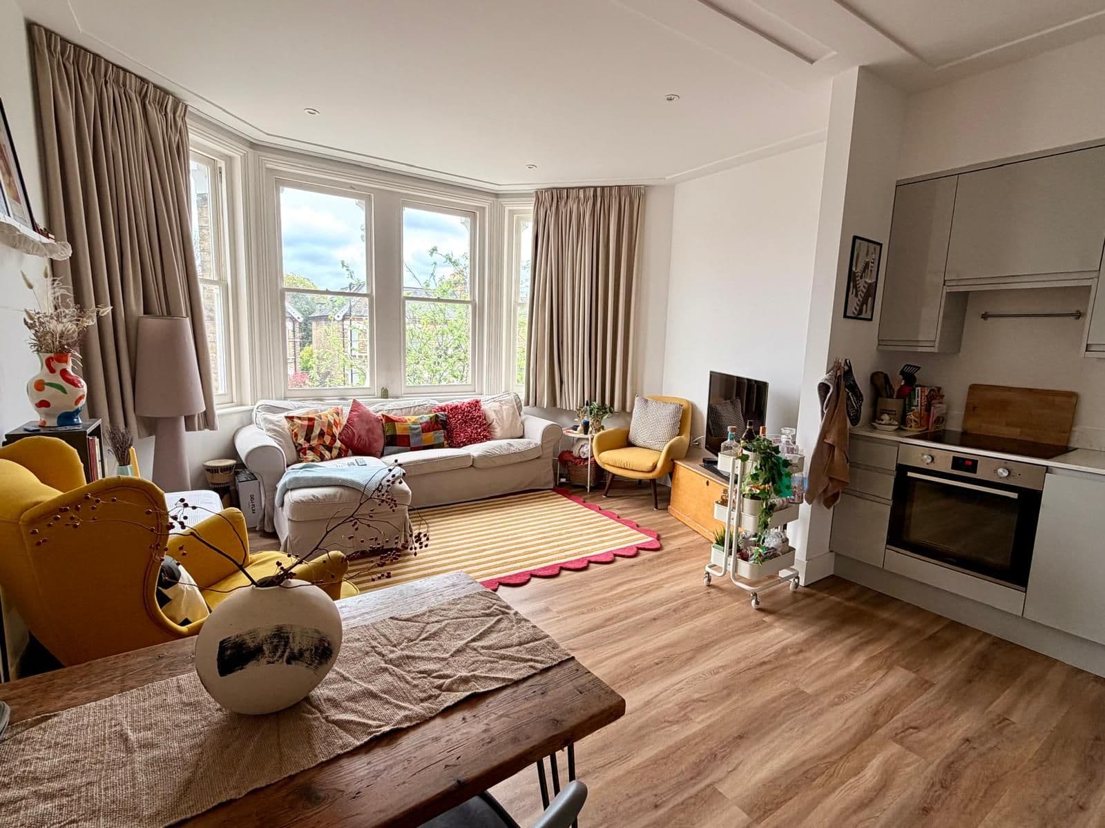 Beautiful room available in Forest Hill 2 bed flat - photo 2