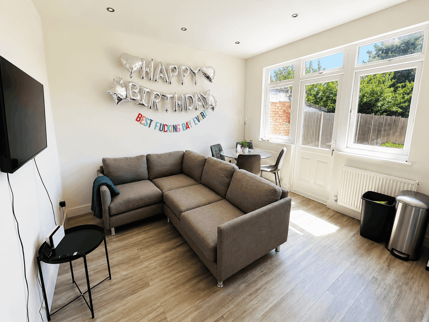 Bright Double Room by Bounds Green Station - £1030 p/m (Bills Included) — photo 2