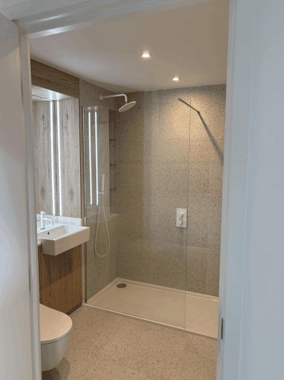 1 bed modern apartment E1 - photo 4