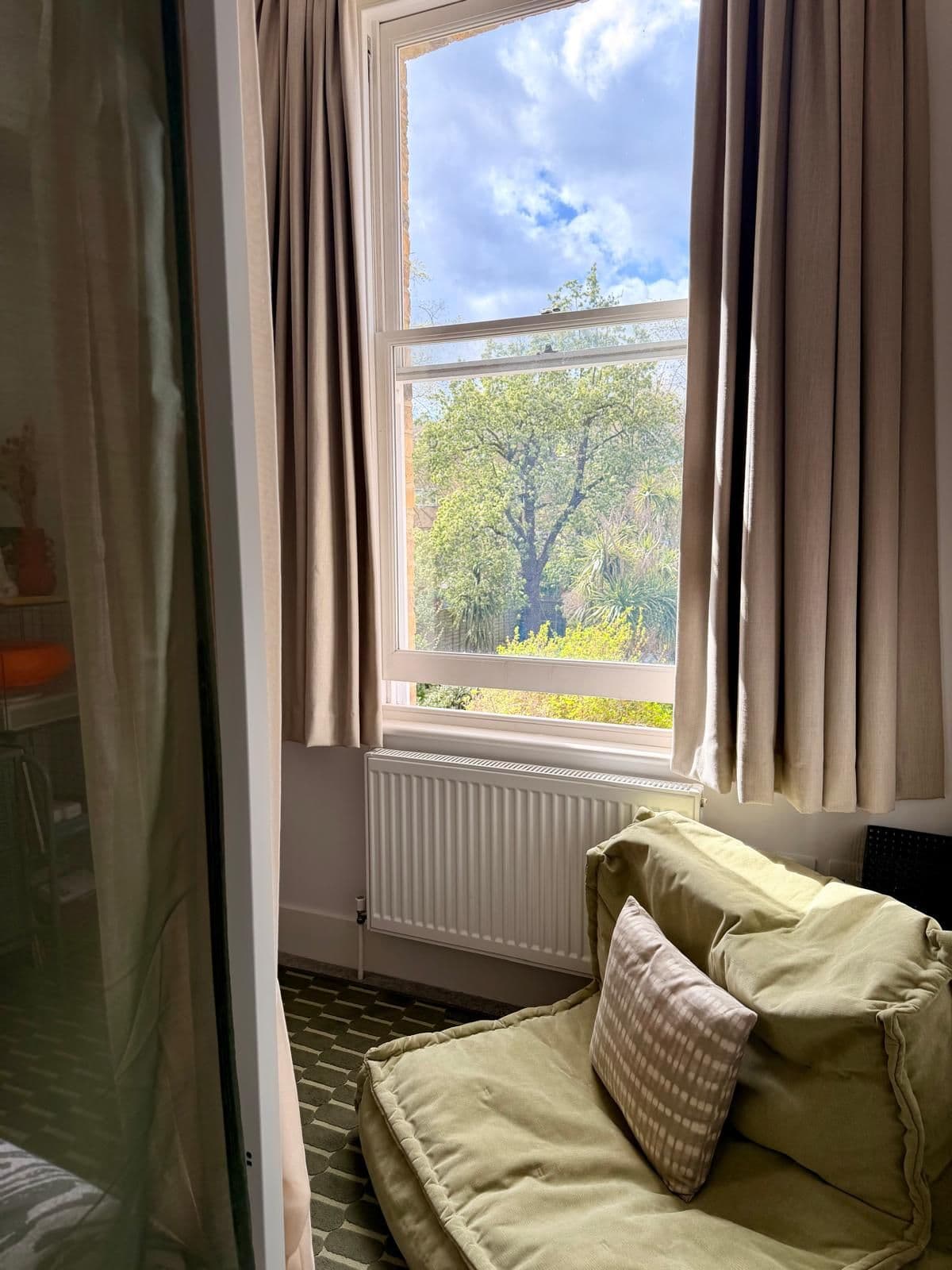 Beautiful room available in Forest Hill 2 bed flat - photo 3