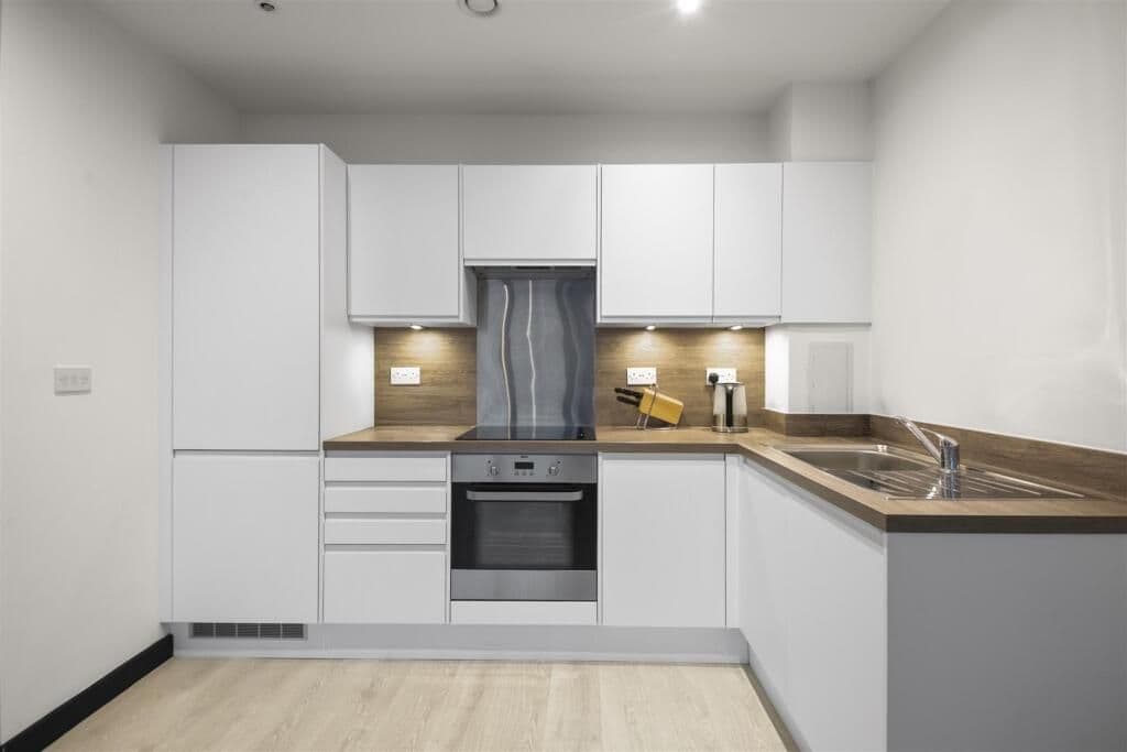 Double Room + Ensuite available in a two bedroom flat in Hayes & Harlington! - photo 2