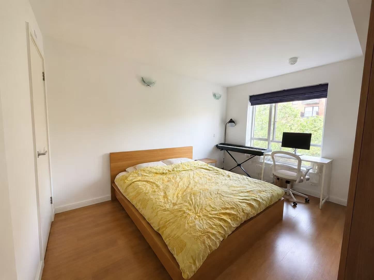 En-suite double room in North Greenwich - photo 1