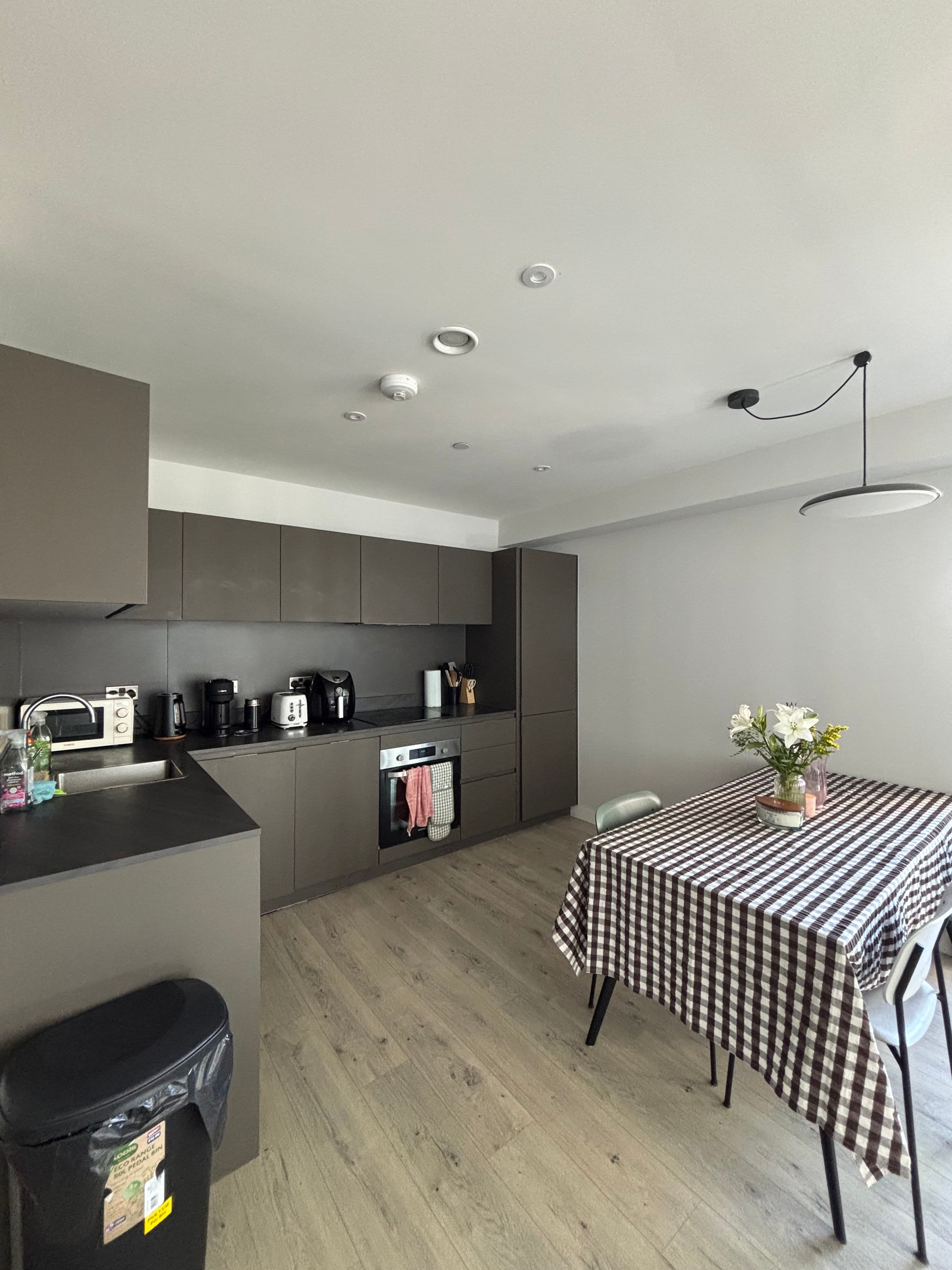 Blackhorse Road 3-bed flat (one room available) - photo 2