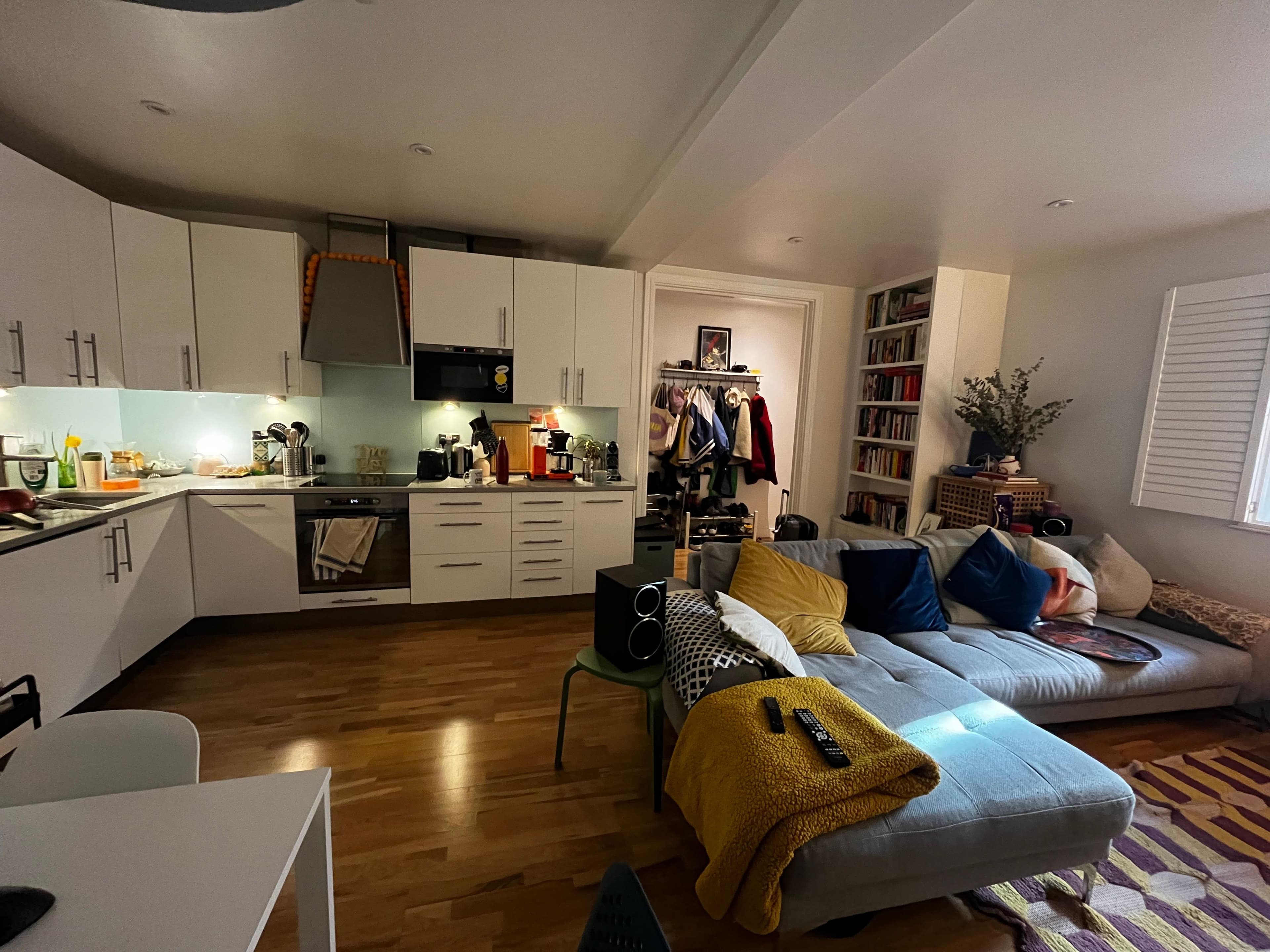 Sunny room for rent in Aldgate East - photo 2