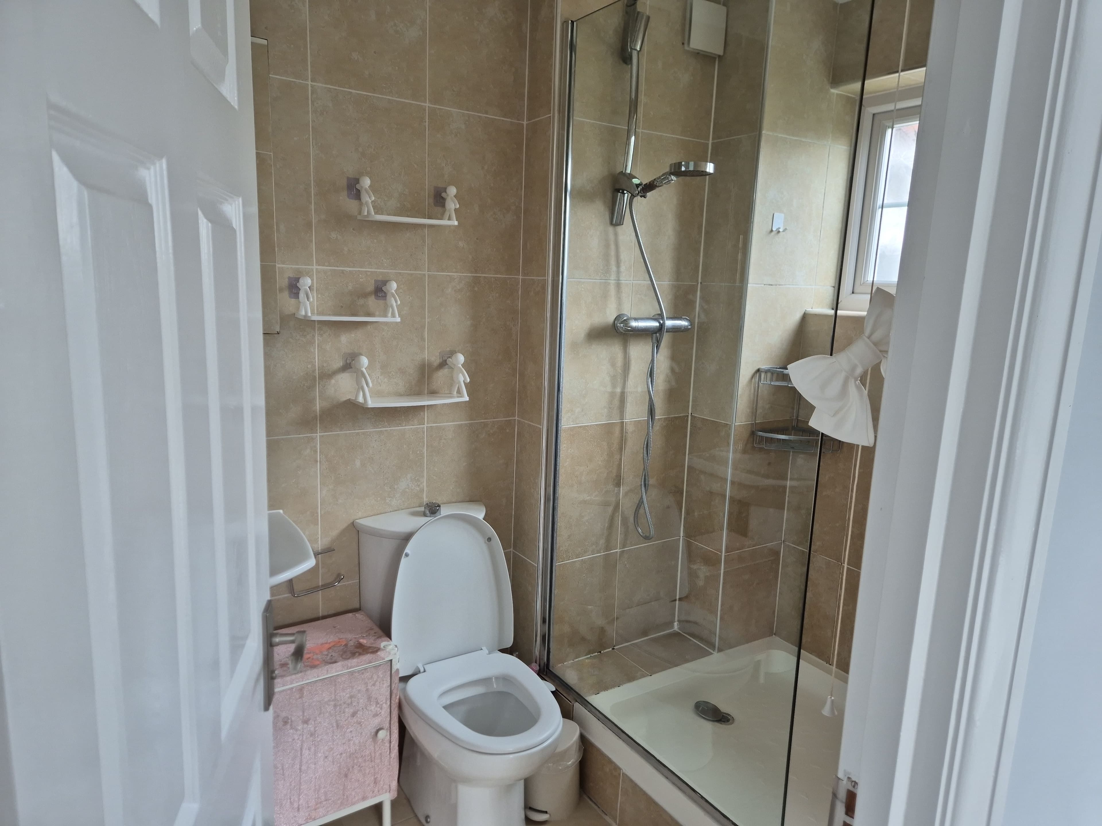 Bright ensuite - photo 3
