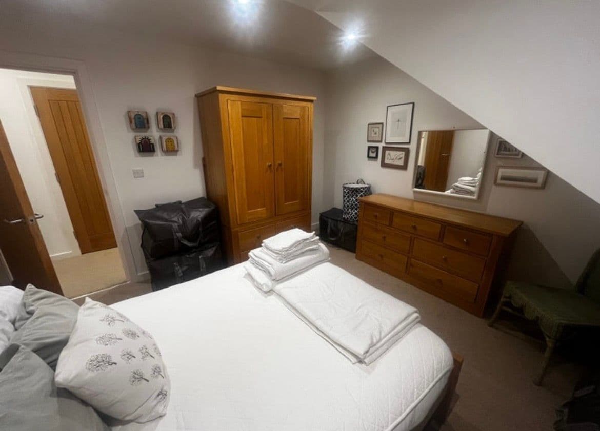 Spacious double room in a 2 bed friendly flat share! - photo 1