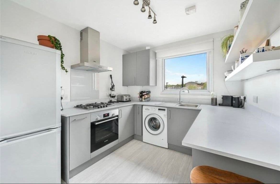 Spacious double room in Tulse Hill with private balcony available - photo 2